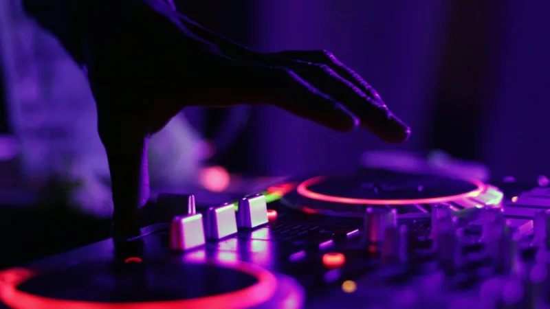 Canlı Performanslarda Pioneer CDJ-3000 ve Rekordbox Cue Noktası Taktikleri